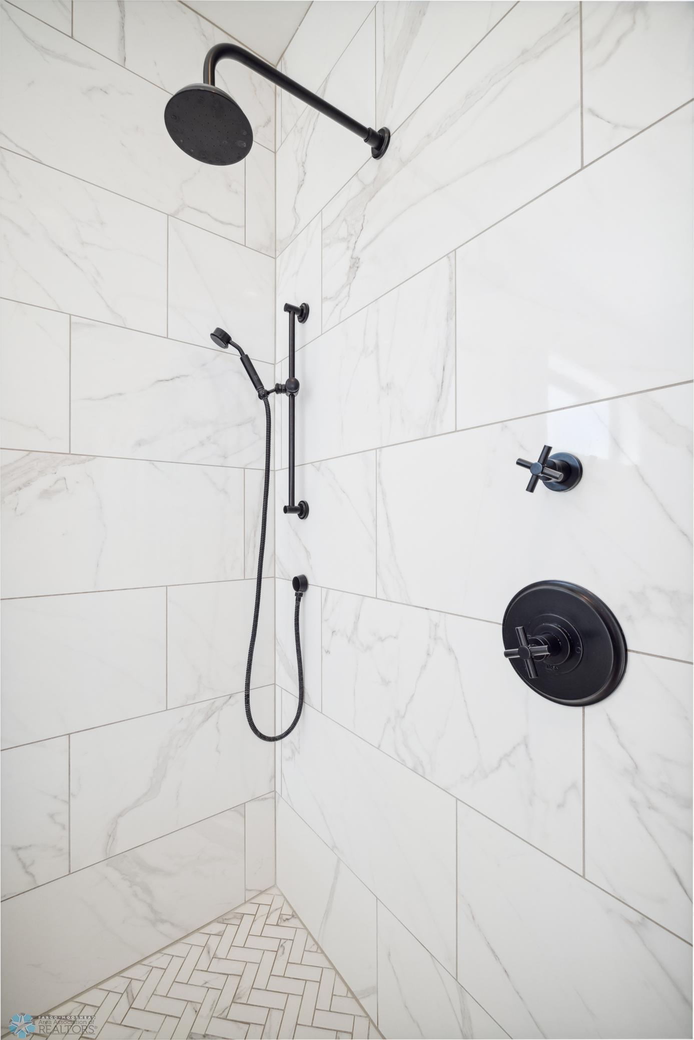 Fargo, North Dakota 58104, United States, 6 Bedrooms Bedrooms, ,4 BathroomsBathrooms,Residential,Pending,60130