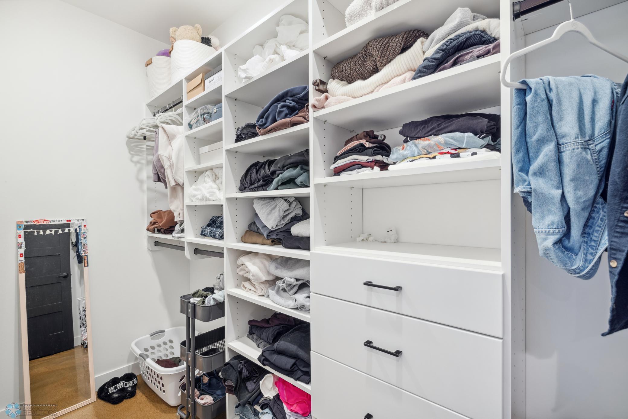 Fargo, North Dakota 58104, United States, 6 Bedrooms Bedrooms, ,4 BathroomsBathrooms,Residential,Pending,60130