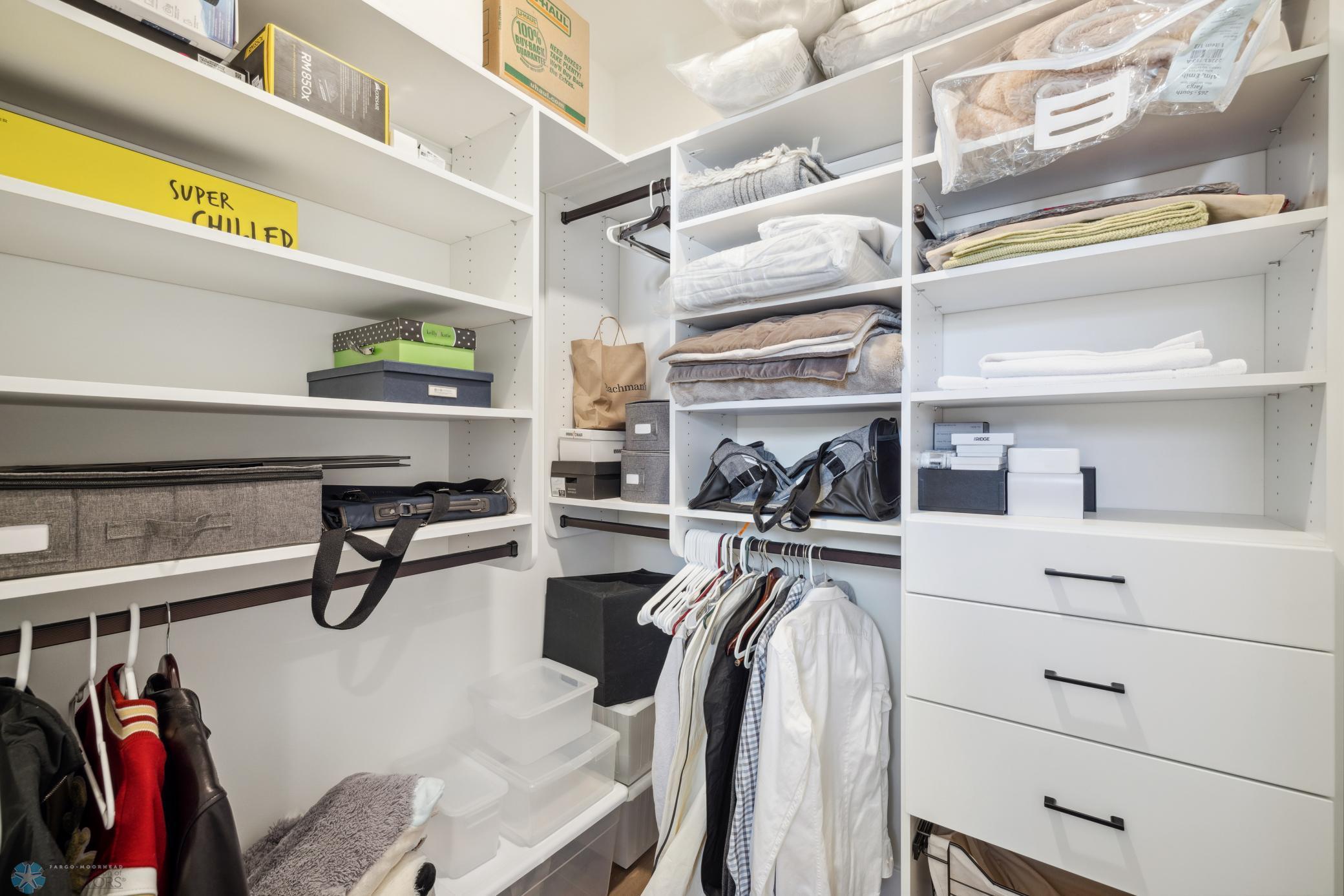 Fargo, North Dakota 58104, United States, 6 Bedrooms Bedrooms, ,4 BathroomsBathrooms,Residential,Pending,60130