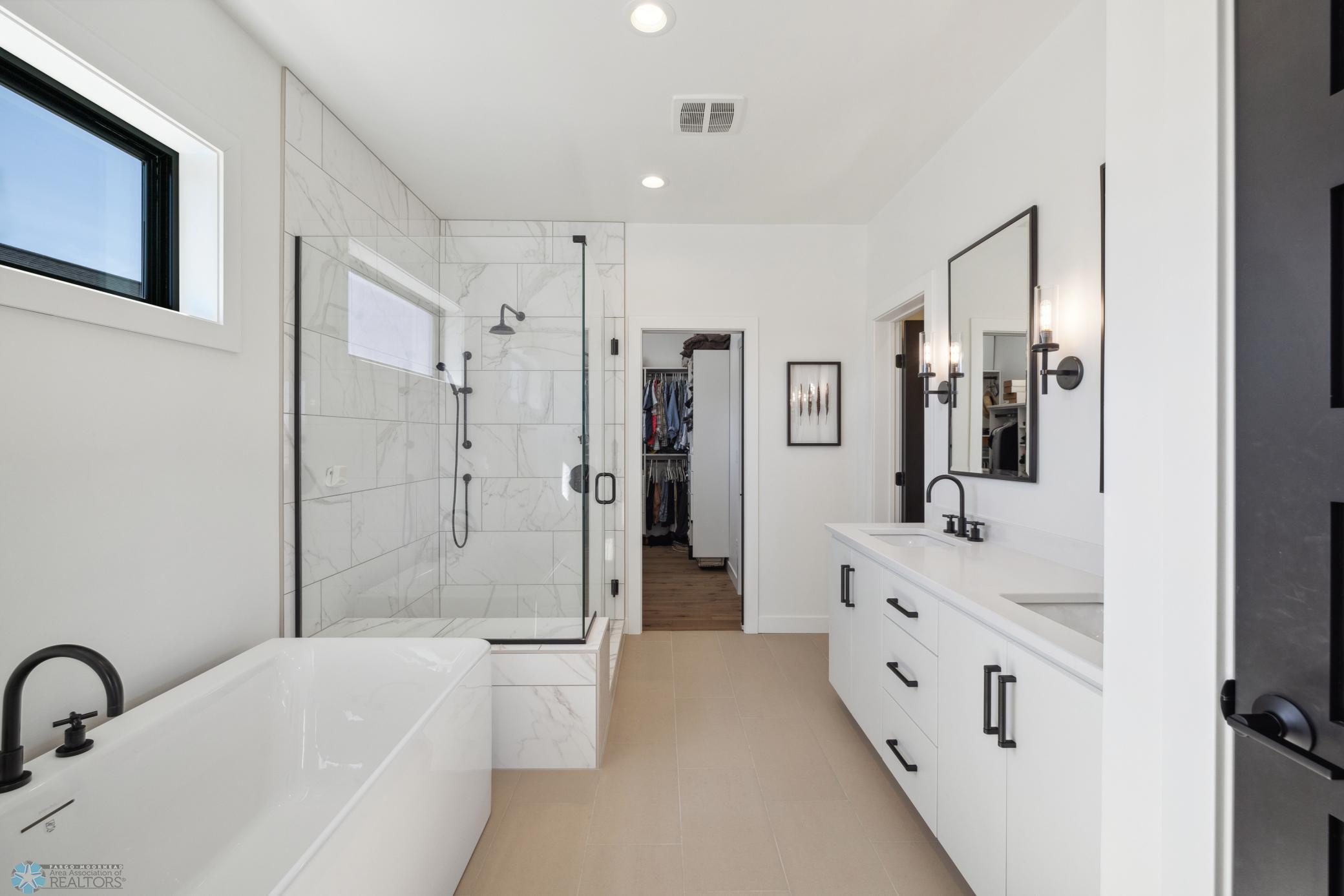 Fargo, North Dakota 58104, United States, 6 Bedrooms Bedrooms, ,4 BathroomsBathrooms,Residential,Pending,60130