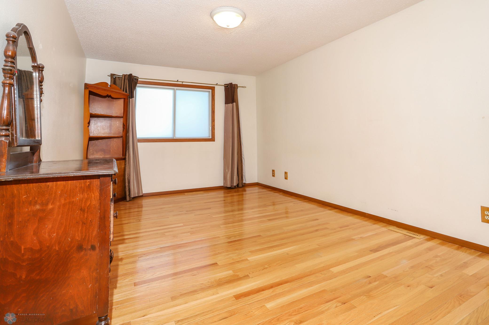 Moorhead, Minnesota 56560, United States, 3 Bedrooms Bedrooms, ,2 BathroomsBathrooms,Residential,Pending,33342