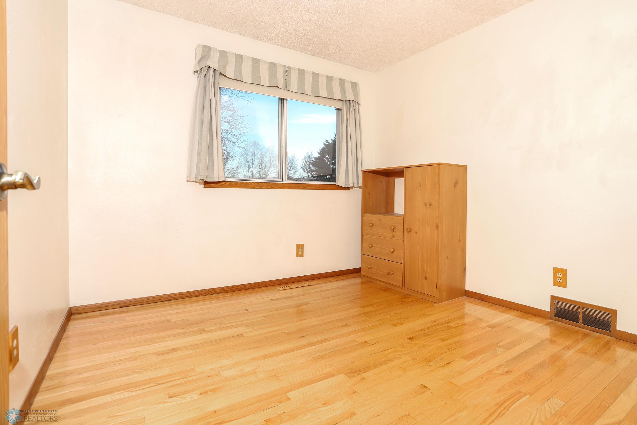 Moorhead, Minnesota 56560, United States, 3 Bedrooms Bedrooms, ,2 BathroomsBathrooms,Residential,Pending,33342