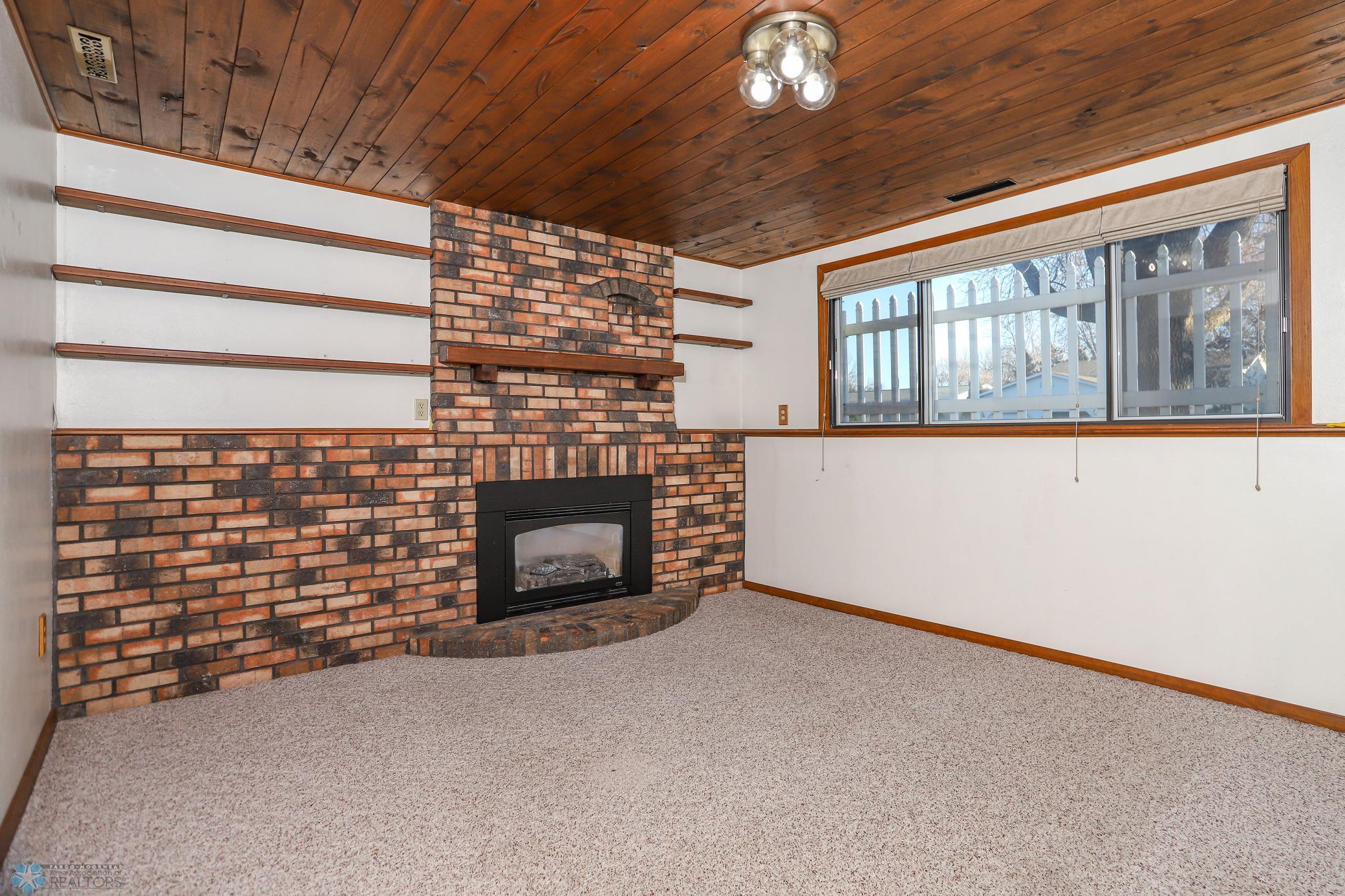 Moorhead, Minnesota 56560, United States, 3 Bedrooms Bedrooms, ,2 BathroomsBathrooms,Residential,Pending,33342