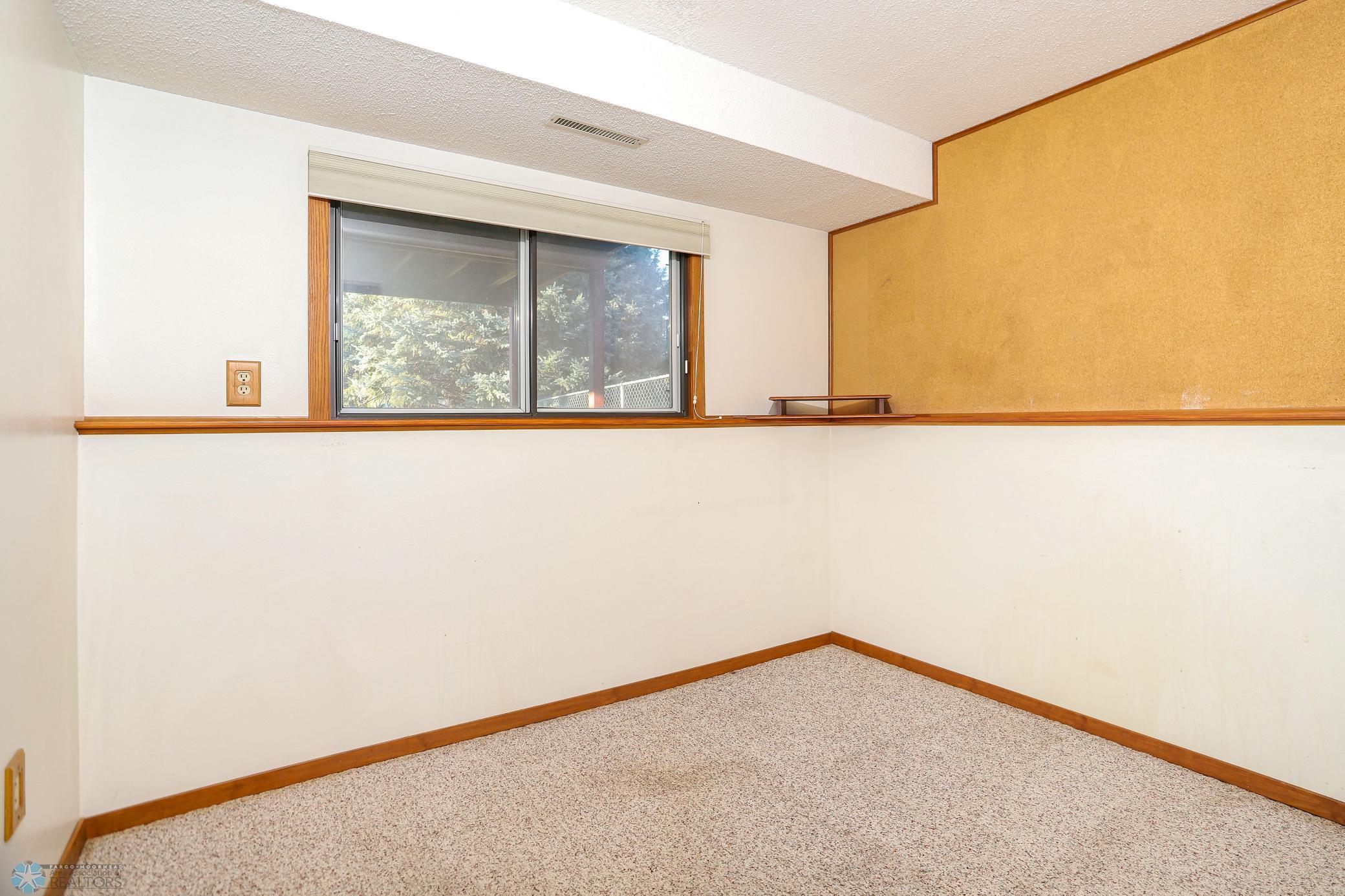 Moorhead, Minnesota 56560, United States, 3 Bedrooms Bedrooms, ,2 BathroomsBathrooms,Residential,Pending,33342