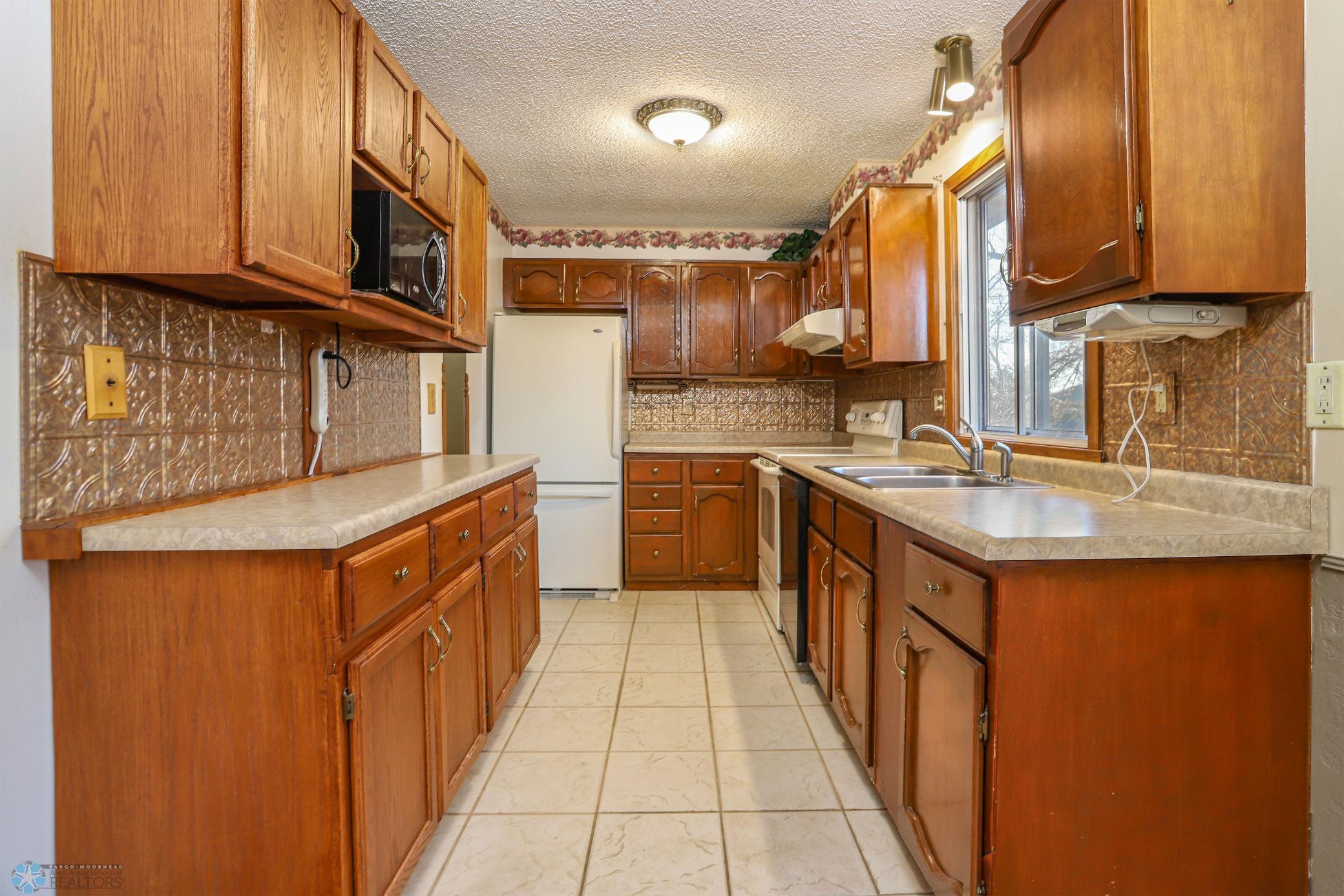 Moorhead, Minnesota 56560, United States, 3 Bedrooms Bedrooms, ,2 BathroomsBathrooms,Residential,Pending,33342