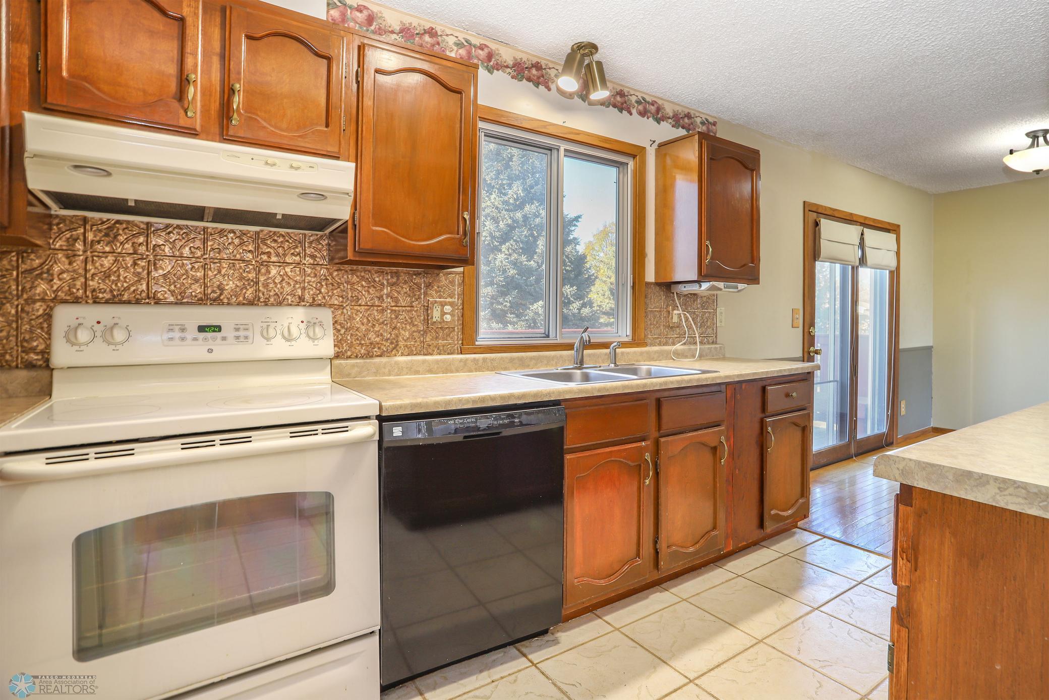 Moorhead, Minnesota 56560, United States, 3 Bedrooms Bedrooms, ,2 BathroomsBathrooms,Residential,Pending,33342