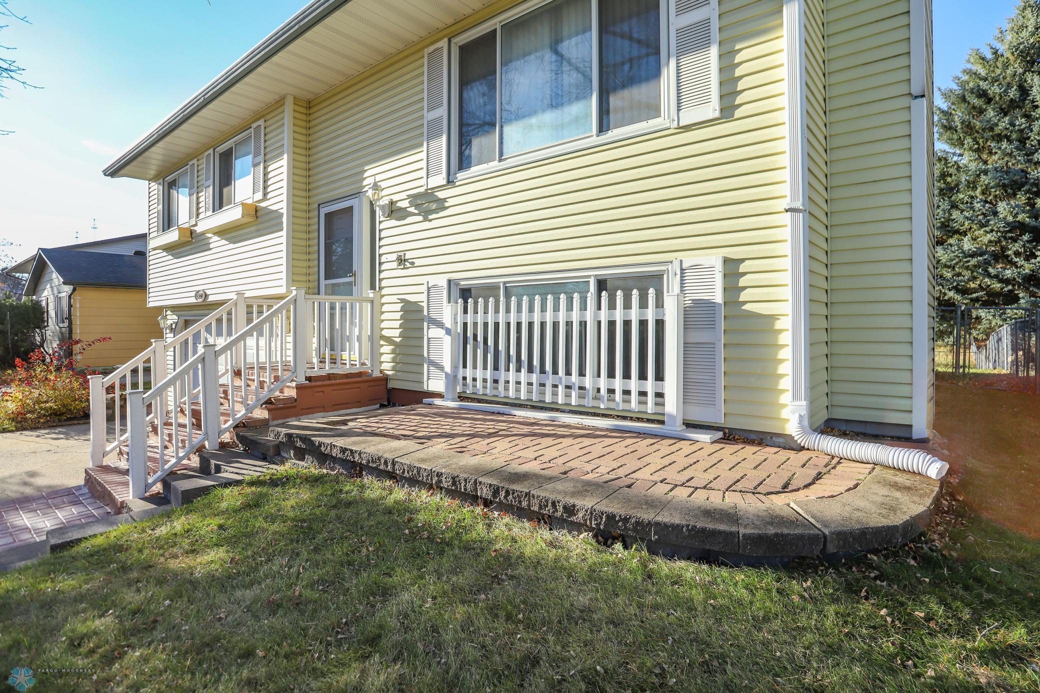 Moorhead, Minnesota 56560, United States, 3 Bedrooms Bedrooms, ,2 BathroomsBathrooms,Residential,Pending,33342