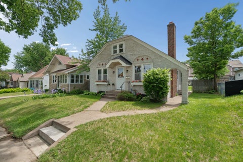 Homes For Sale - 950 Hawthorne Avenue<br/> Saint Paul, MN 55106