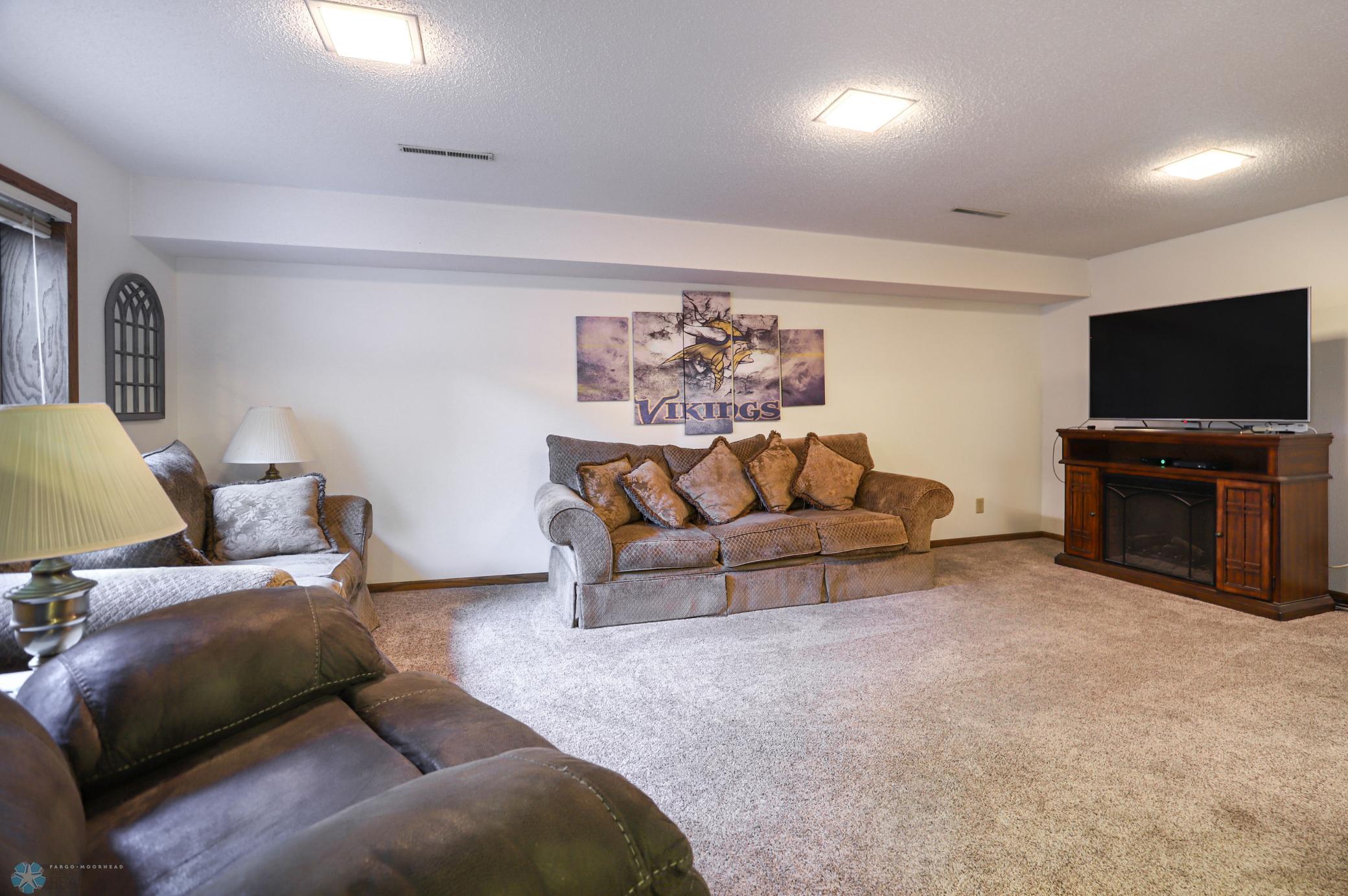 Fargo, North Dakota 58103, United States, 3 Bedrooms Bedrooms, ,3 BathroomsBathrooms,Residential,Pending,51838