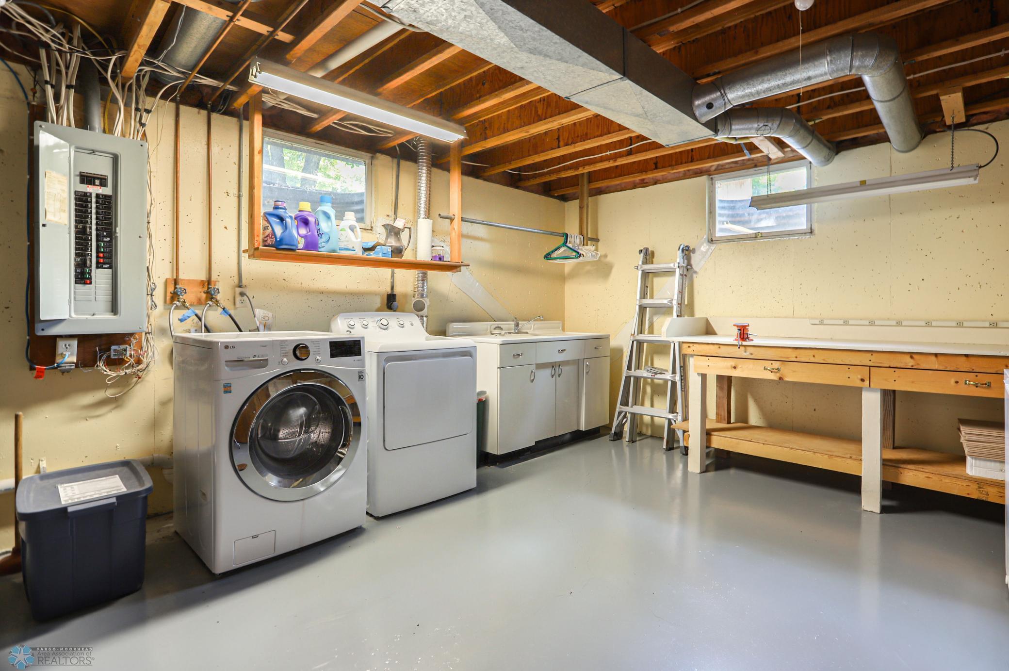 Fargo, North Dakota 58103, United States, 3 Bedrooms Bedrooms, ,3 BathroomsBathrooms,Residential,Pending,51838