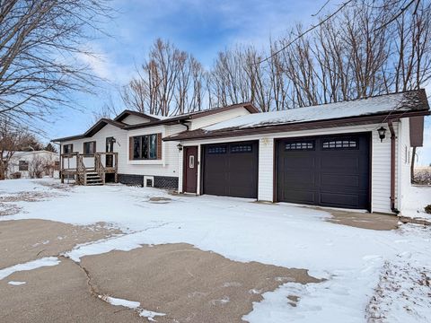 Homes For Sale - 509 Summer Lane<br/> Lakefield, MN 56150