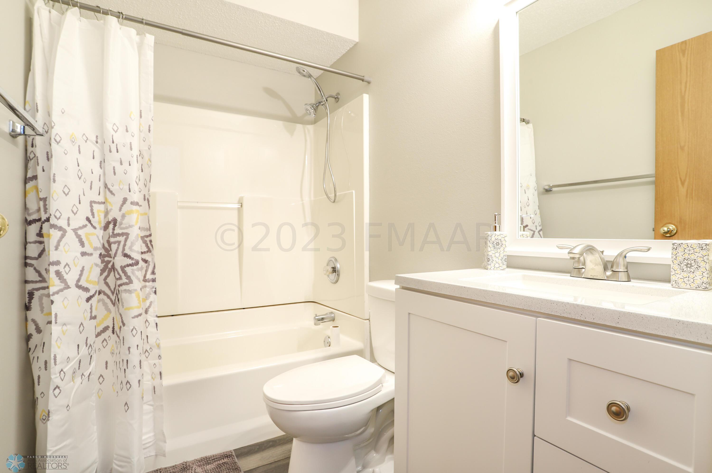 Fargo, North Dakota 58104, United States, 4 Bedrooms Bedrooms, ,2 BathroomsBathrooms,Residential,Pending,60040