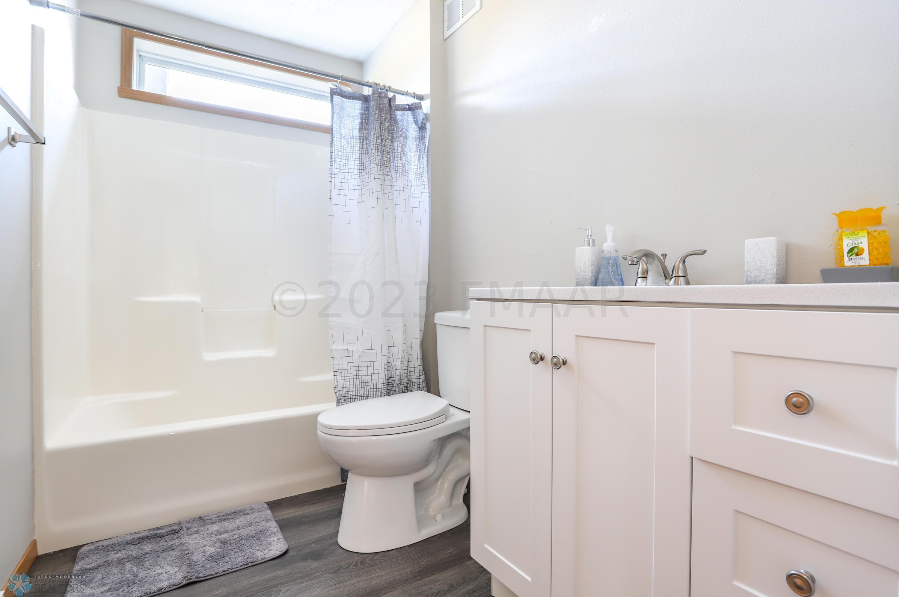 Fargo, North Dakota 58104, United States, 4 Bedrooms Bedrooms, ,2 BathroomsBathrooms,Residential,Pending,60040