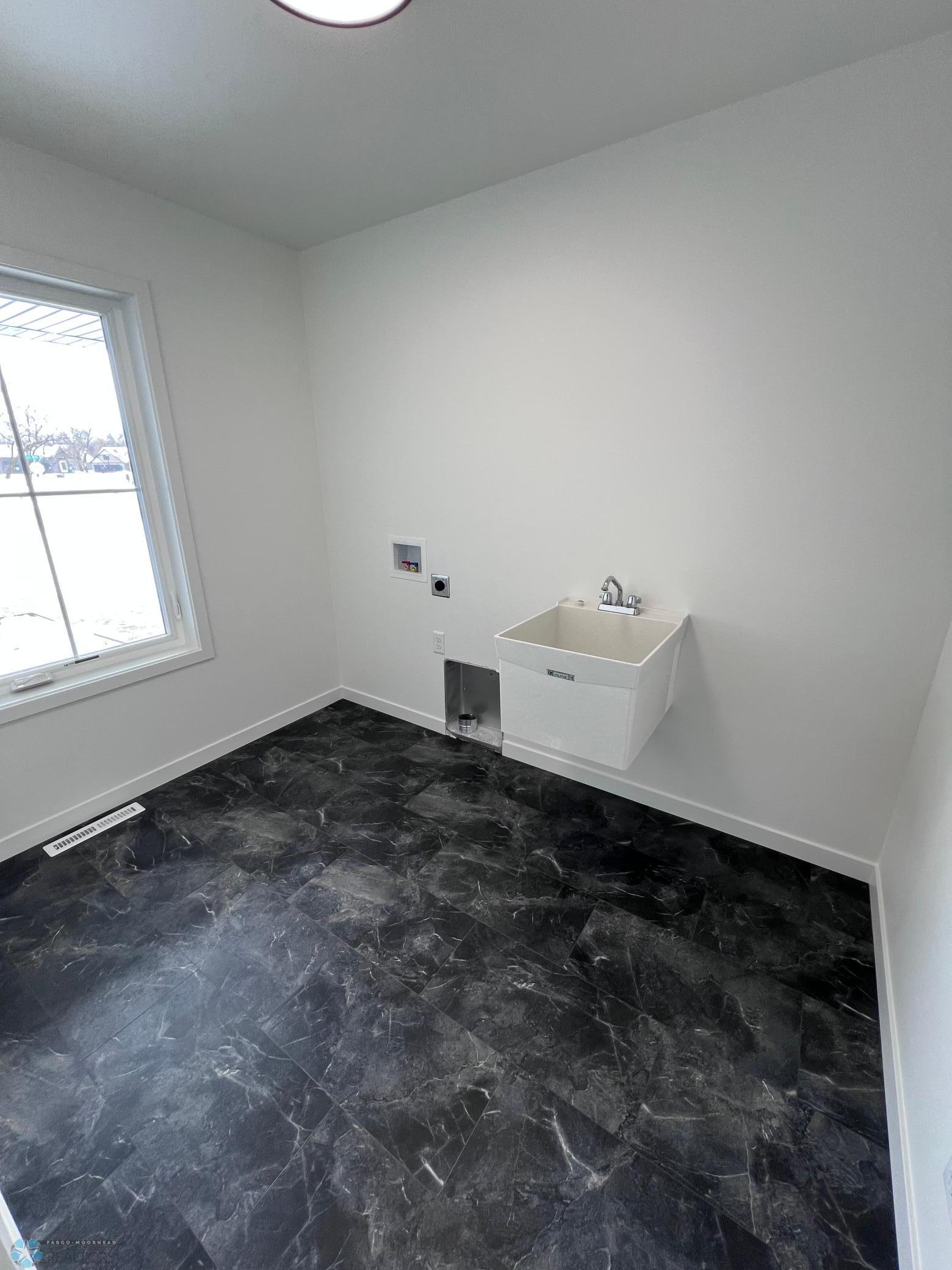 Horace, North Dakota 58047, United States, 5 Bedrooms Bedrooms, ,2 BathroomsBathrooms,Residential,Pending,102747