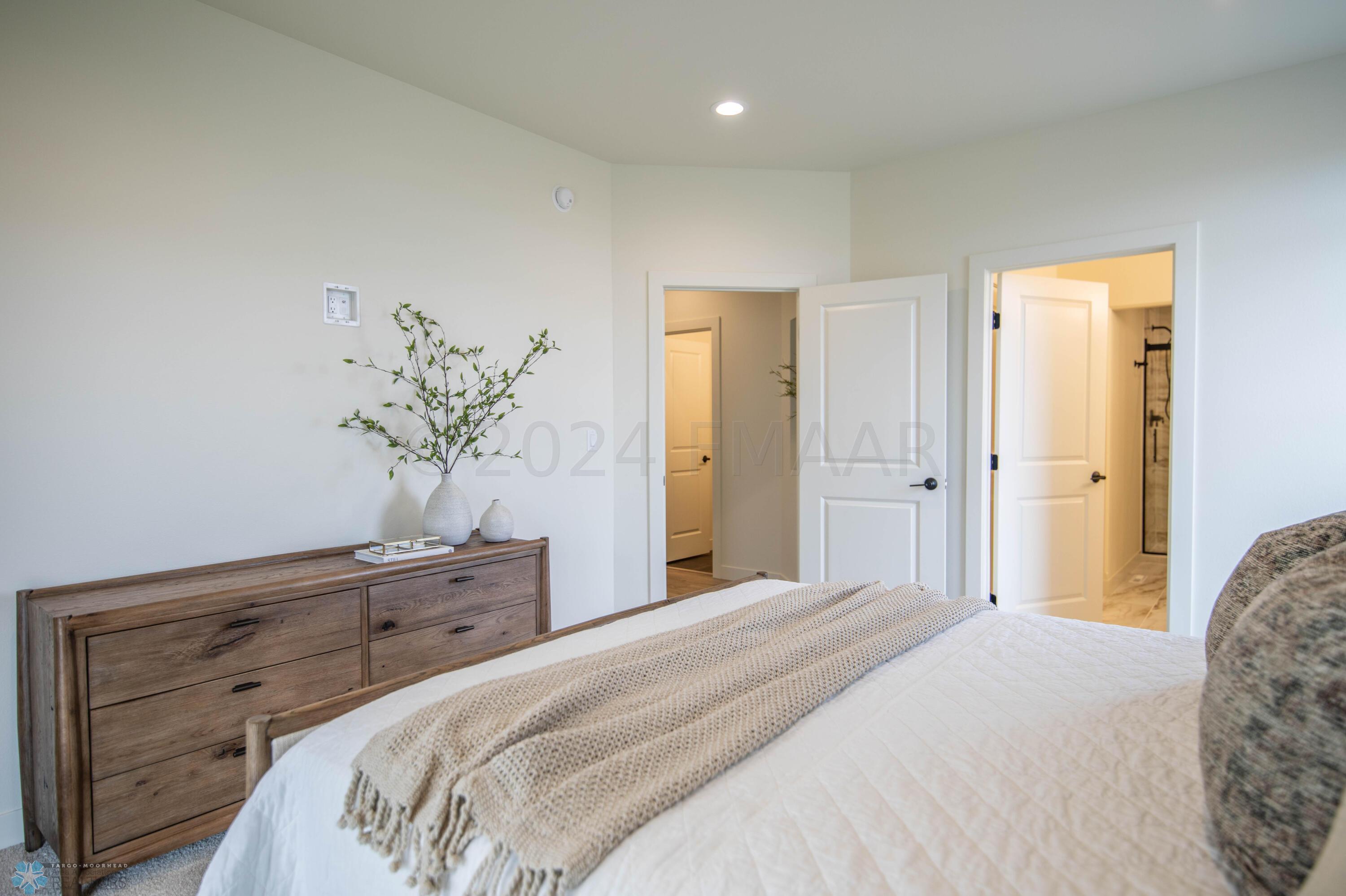 West Fargo, North Dakota 58078, United States, 2 Bedrooms Bedrooms, ,2 BathroomsBathrooms,Residential,Pending,60031