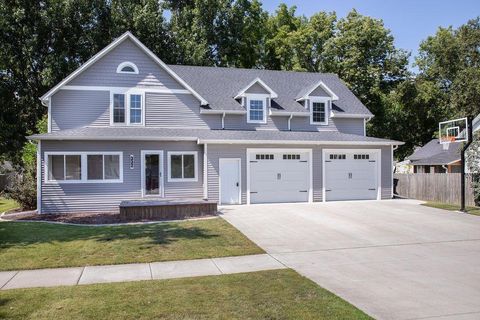 Homes For Sale - 332 8th Avenue<br/> Casselton, ND 58012