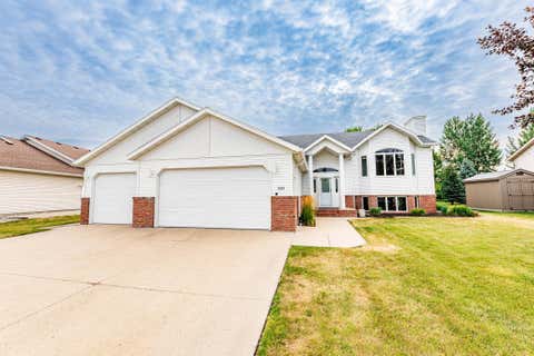 Homes For Sale - 3323 Parkview Lane<br/> Fargo, ND 58103