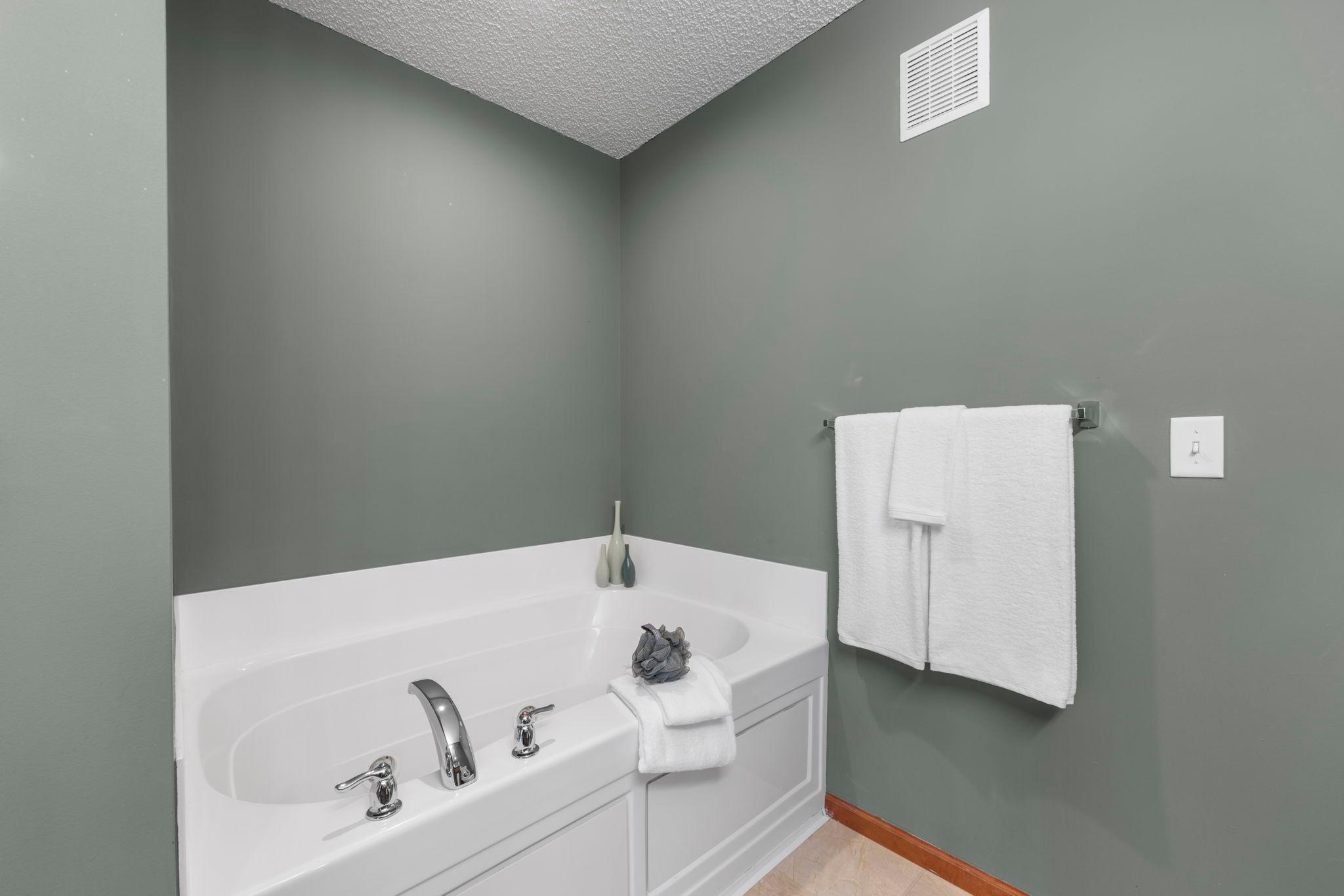 554 Lomianki Lane, Minneapolis, Minnesota image 32