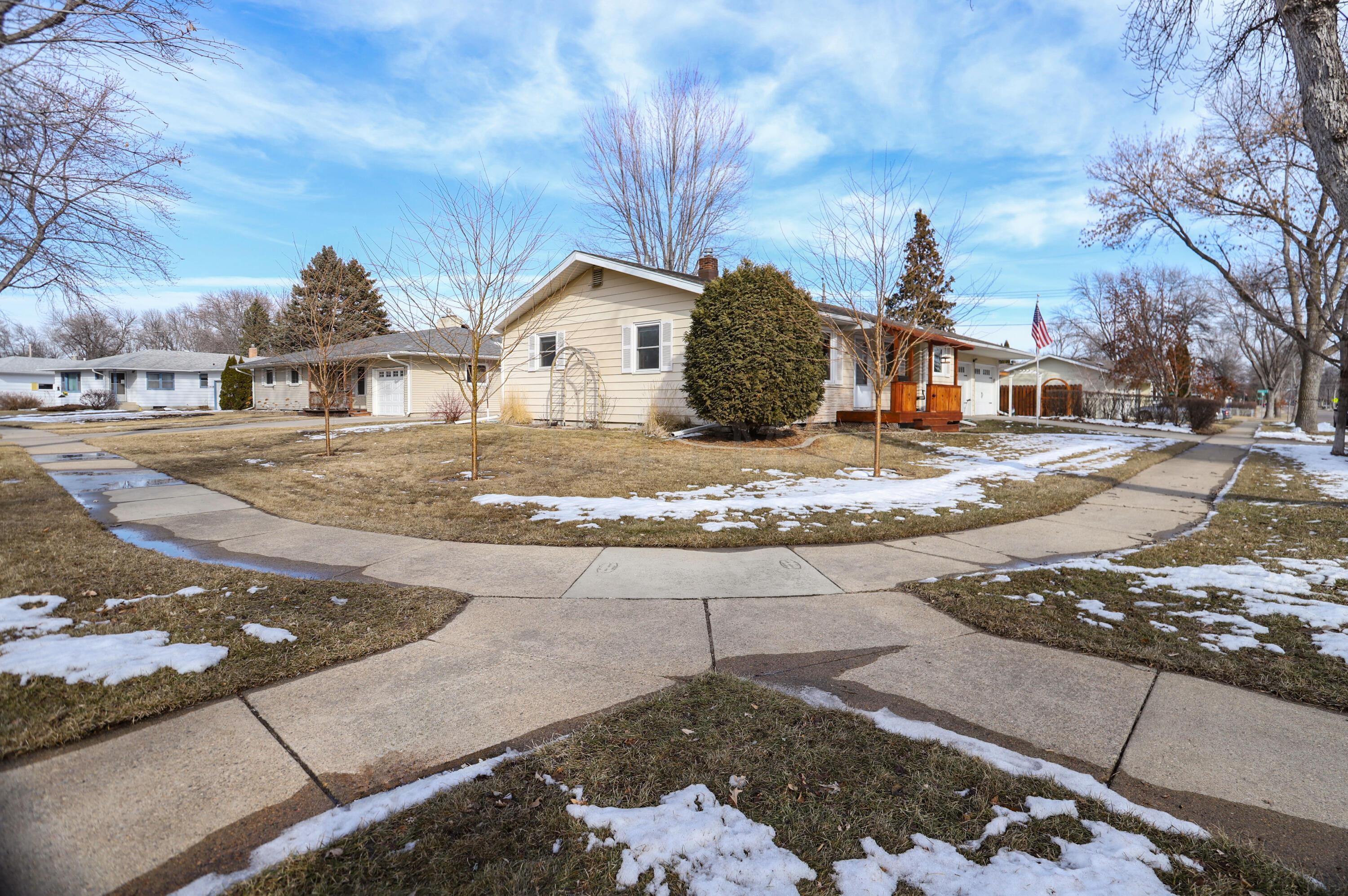 Fargo, North Dakota 58102, United States, 3 Bedrooms Bedrooms, ,2 BathroomsBathrooms,Residential,Pending,60044