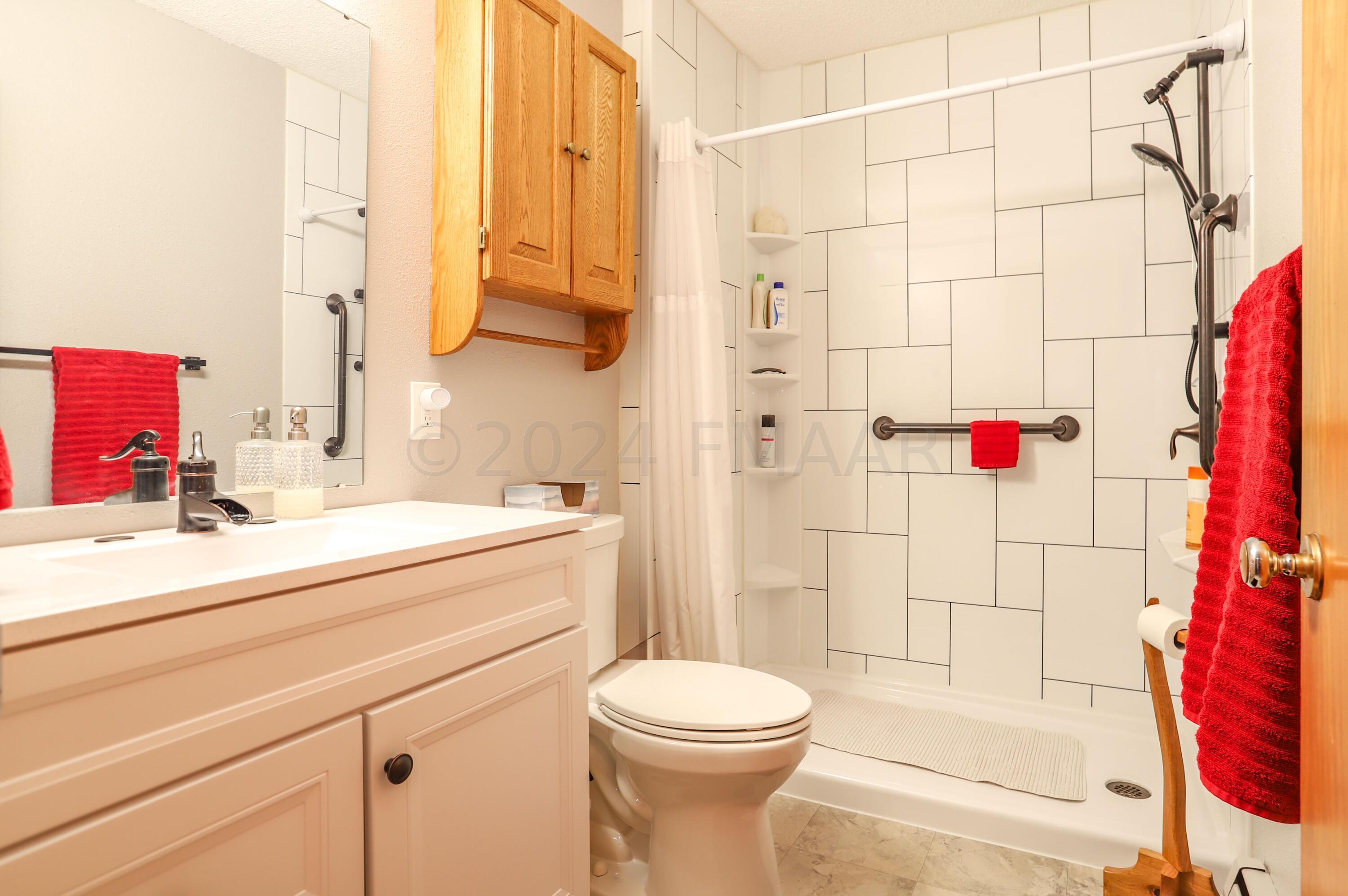 Fargo, North Dakota 58102, United States, 3 Bedrooms Bedrooms, ,2 BathroomsBathrooms,Residential,Pending,60044