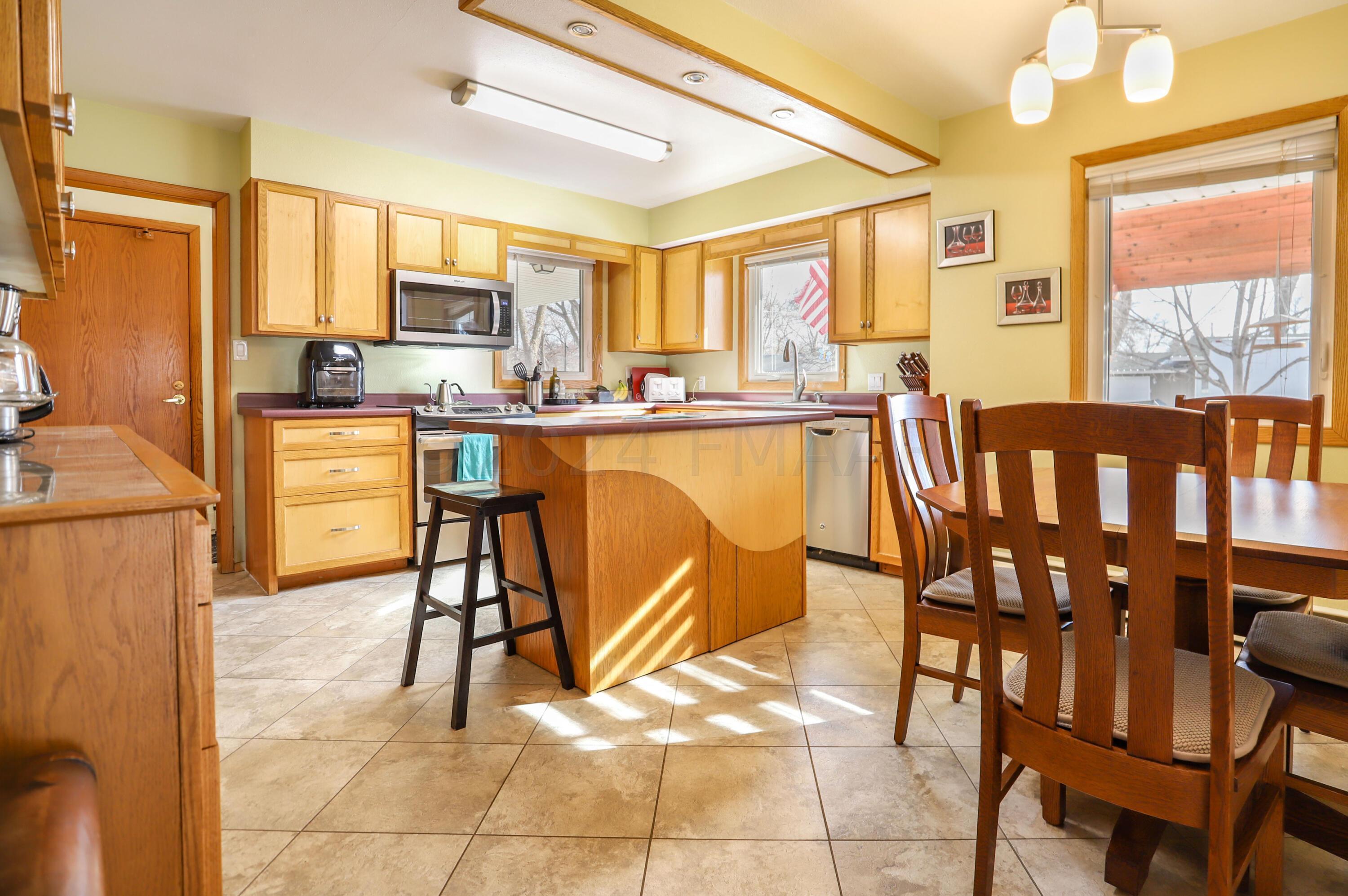 Fargo, North Dakota 58102, United States, 3 Bedrooms Bedrooms, ,2 BathroomsBathrooms,Residential,Pending,60044