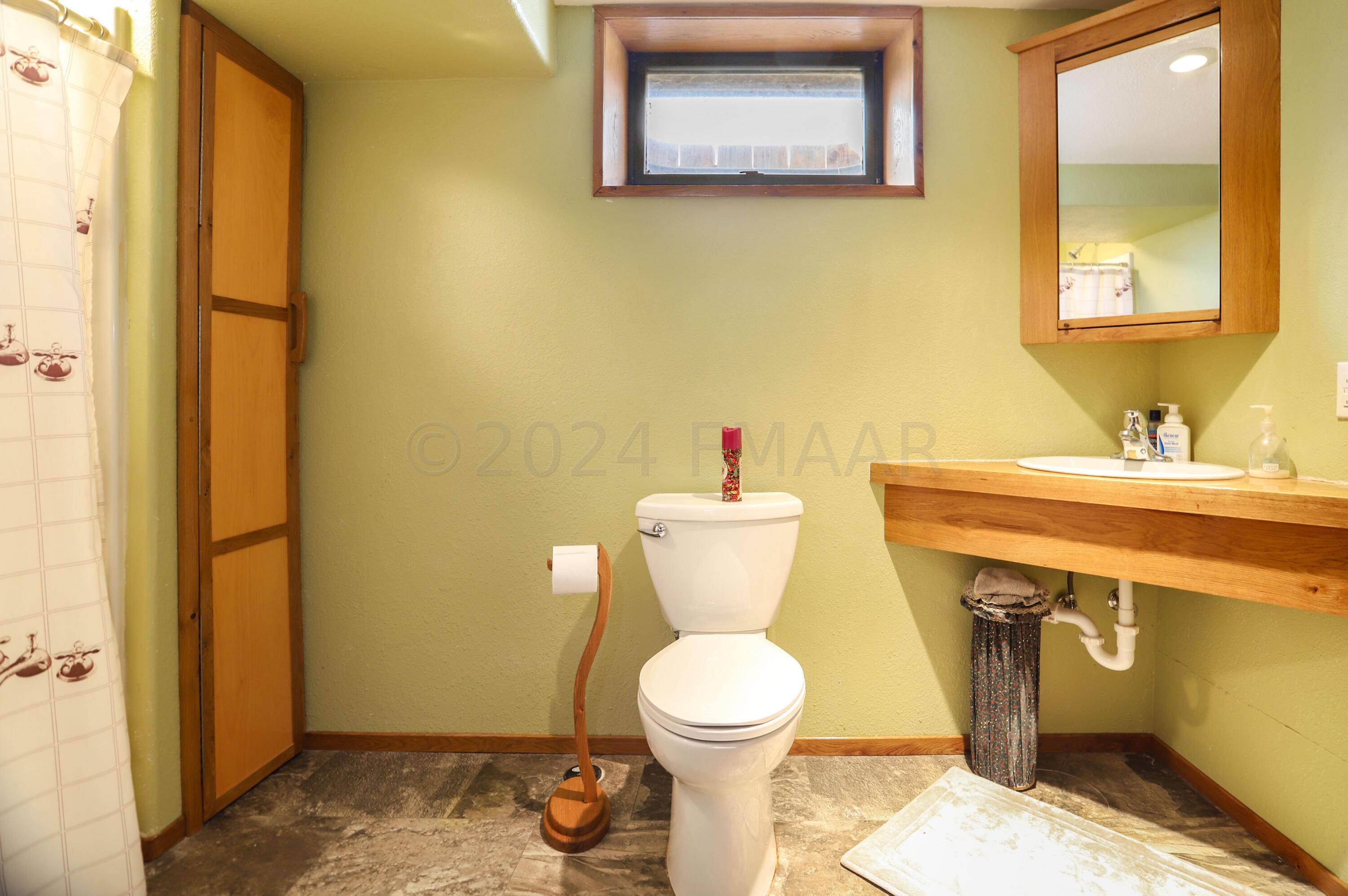 Fargo, North Dakota 58102, United States, 3 Bedrooms Bedrooms, ,2 BathroomsBathrooms,Residential,Pending,60044