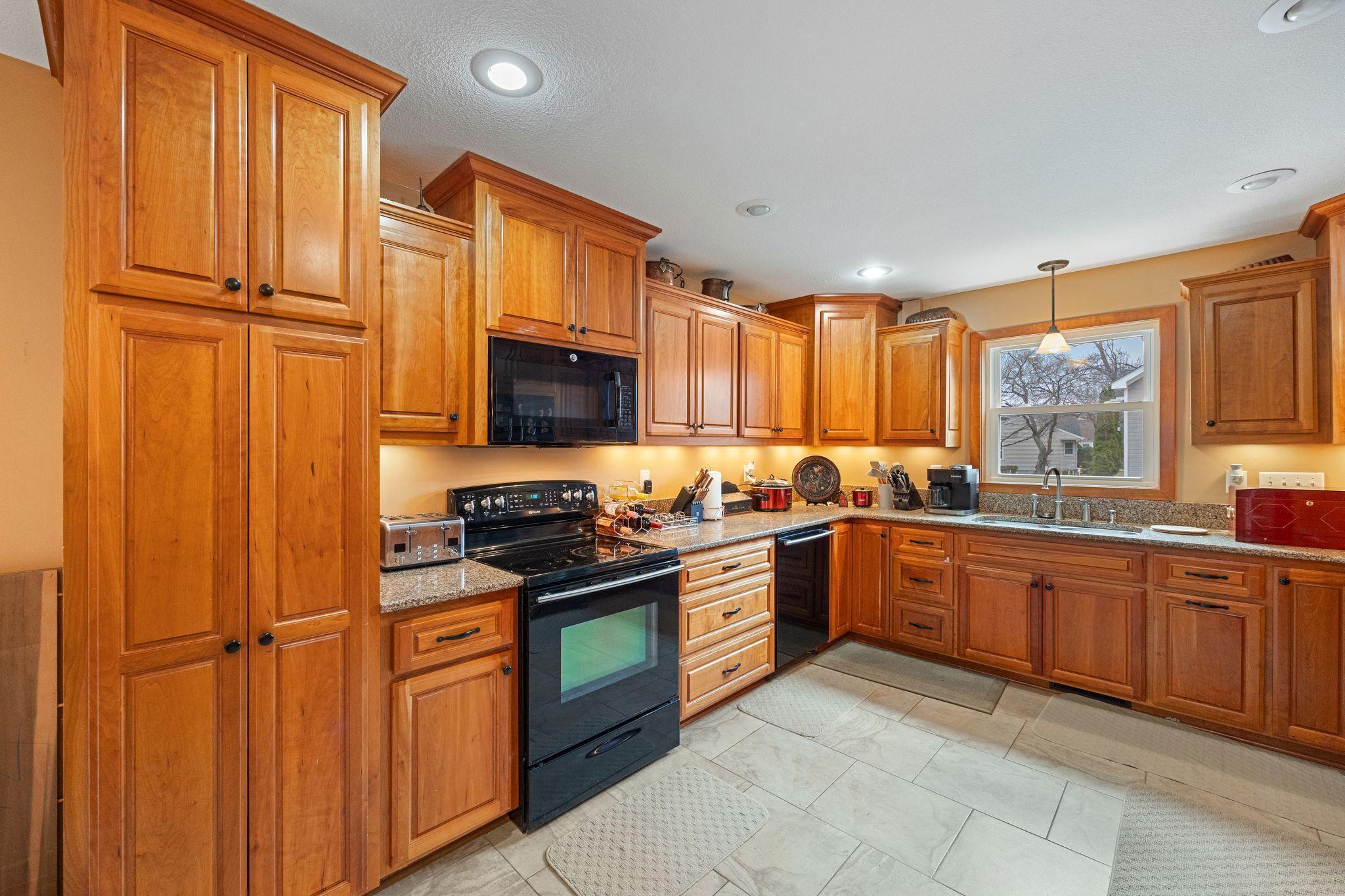10326 Lee Drive, Eden Prairie, Minnesota image 9