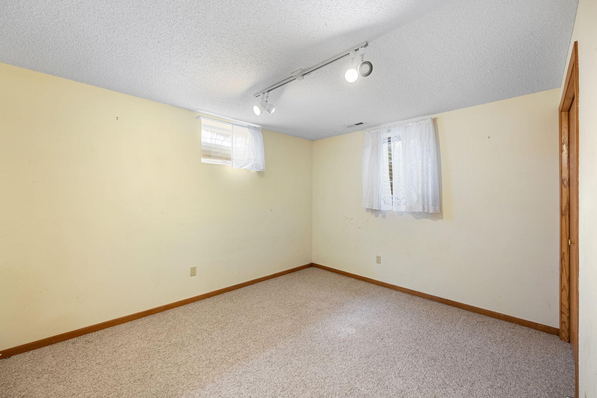 10326 Lee Drive, Eden Prairie, Minnesota image 34