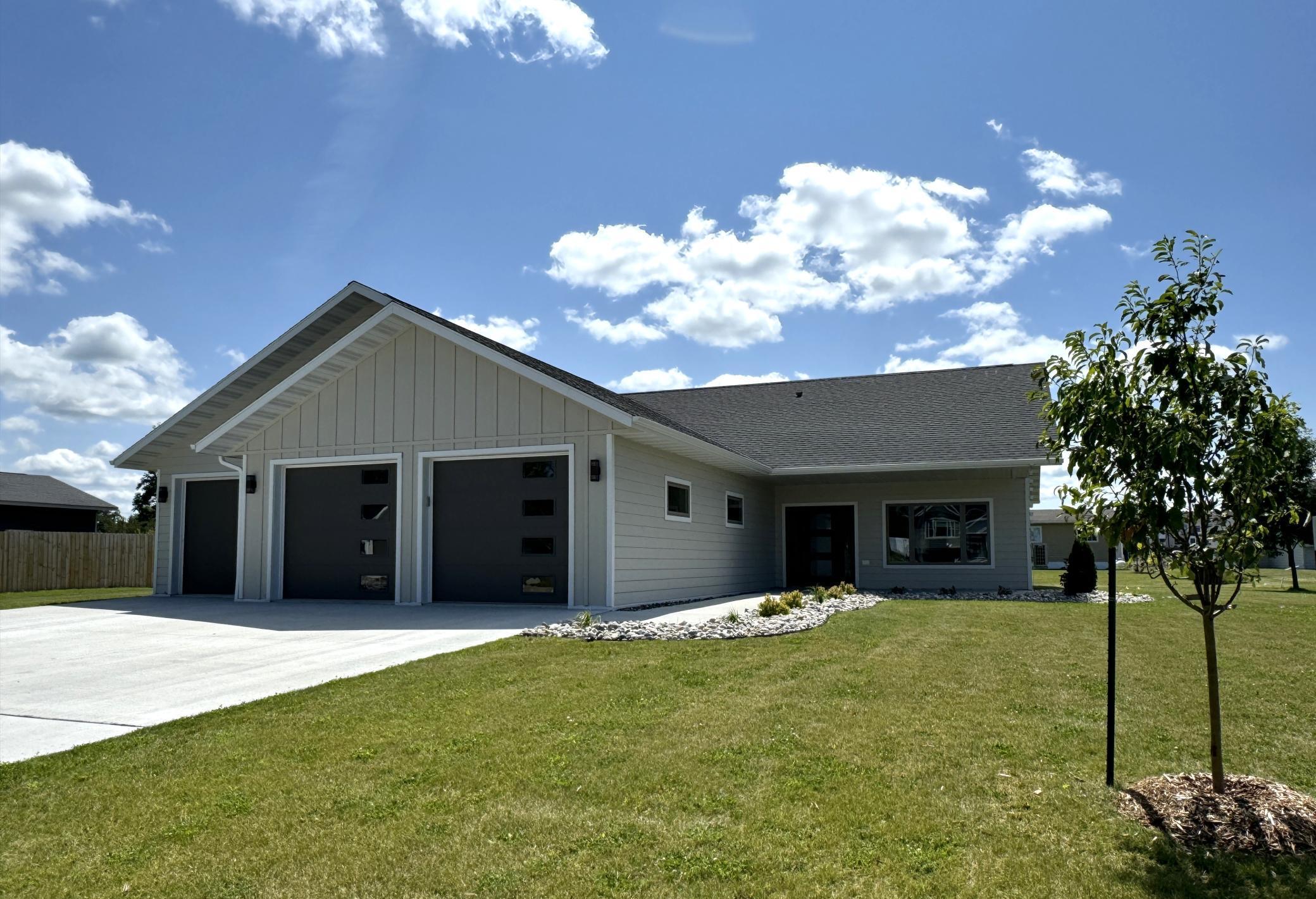 602 Lincoln Street, Warroad, Minnesota image 1