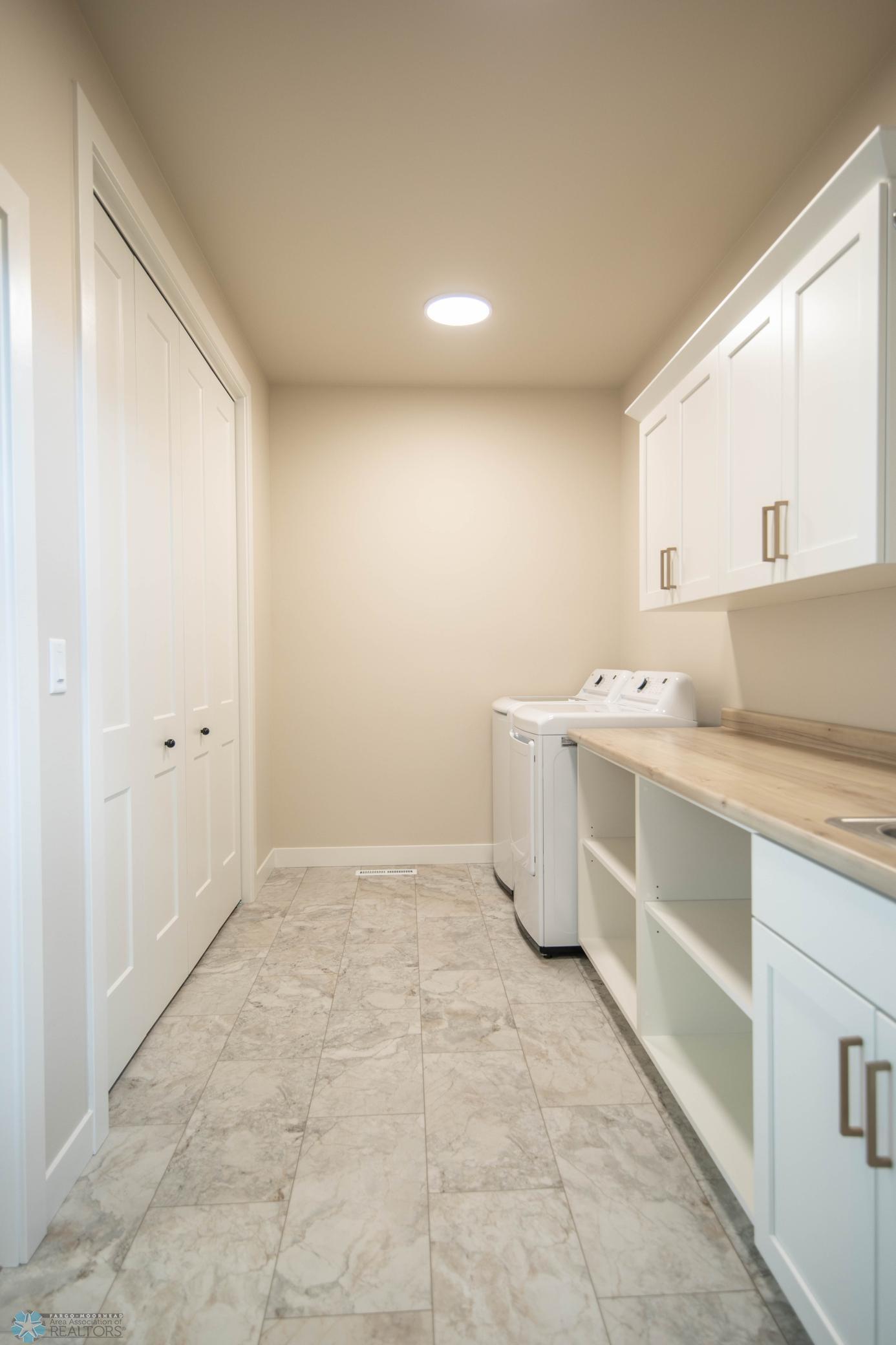 West Fargo, North Dakota 58078, United States, 3 Bedrooms Bedrooms, ,3 BathroomsBathrooms,Residential,Pending,52637