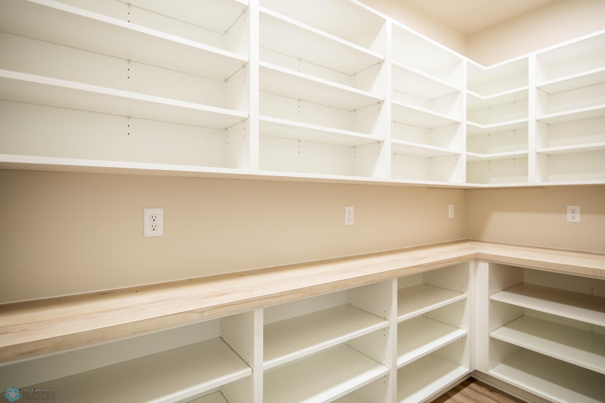 West Fargo, North Dakota 58078, United States, 3 Bedrooms Bedrooms, ,3 BathroomsBathrooms,Residential,Pending,52637