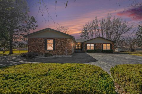 Homes For Sale - 902 6th Avenue<br/> Pipestone County, Pipestone, MN 56164