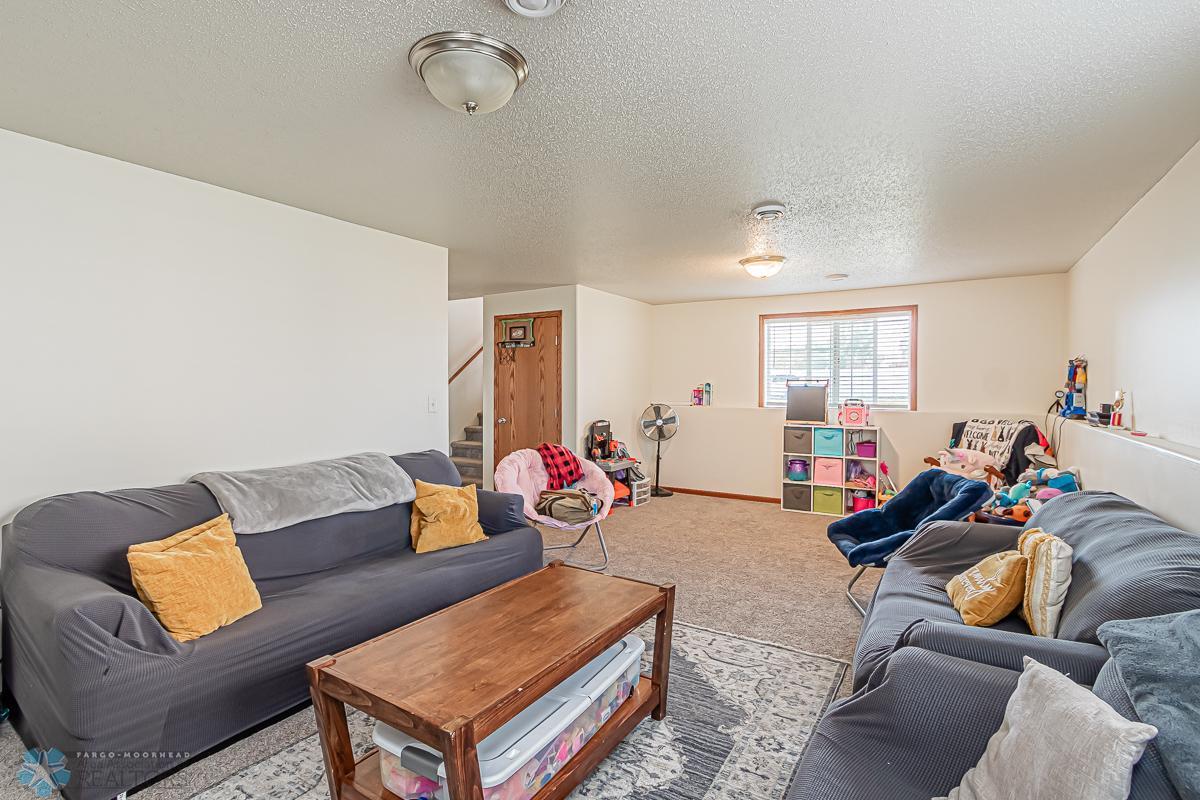 Fargo, North Dakota 58104, United States, 4 Bedrooms Bedrooms, ,2 BathroomsBathrooms,Residential,Pending,48743