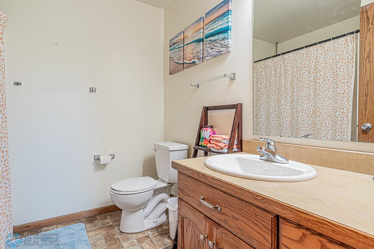 Fargo, North Dakota 58104, United States, 4 Bedrooms Bedrooms, ,2 BathroomsBathrooms,Residential,Pending,48743