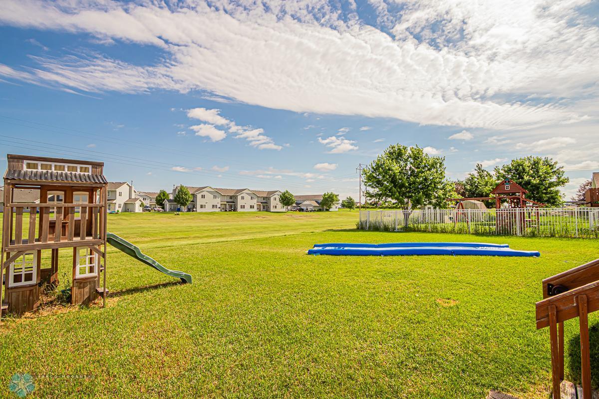 Fargo, North Dakota 58104, United States, 4 Bedrooms Bedrooms, ,2 BathroomsBathrooms,Residential,Pending,48743