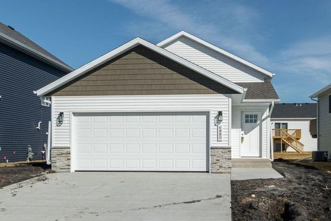 Homes For Sale - 6211 87th Avenue<br/> Cass County, Horace, ND 58047