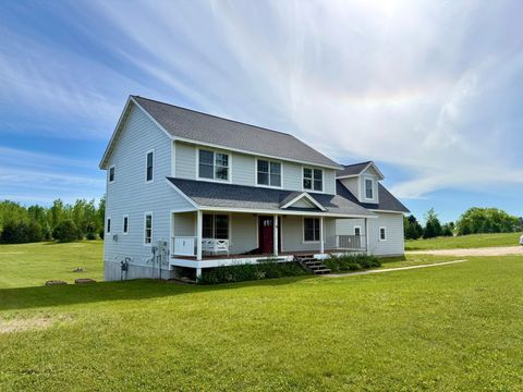 Homes For Sale - 826 165th Avenue<br/> New Richmond, WI 54017