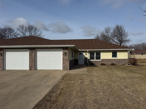 Townhouse For Sale - 814B Southview Court<br/> Lyon County, Marshall, MN 56258
