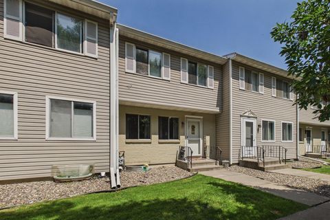 Townhouse For Sale - 1467 Goodwin Avenue<br/> Washington County, Saint Paul, MN 55128