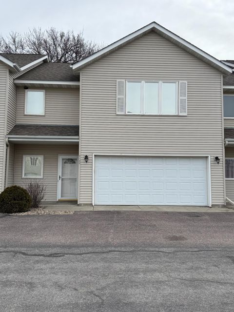 Townhouse For Sale - 2122 Willow Trail<br/> Nicollet County, North Mankato, MN 56003