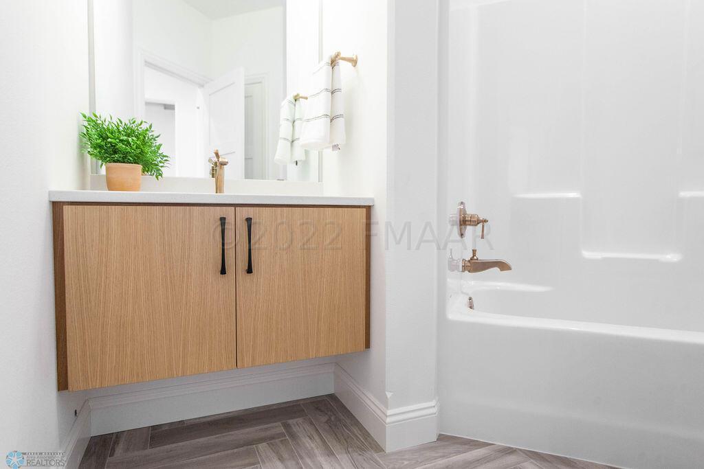 West Fargo, North Dakota 58078, United States, 3 Bedrooms Bedrooms, ,3 BathroomsBathrooms,Residential,Pending,60074