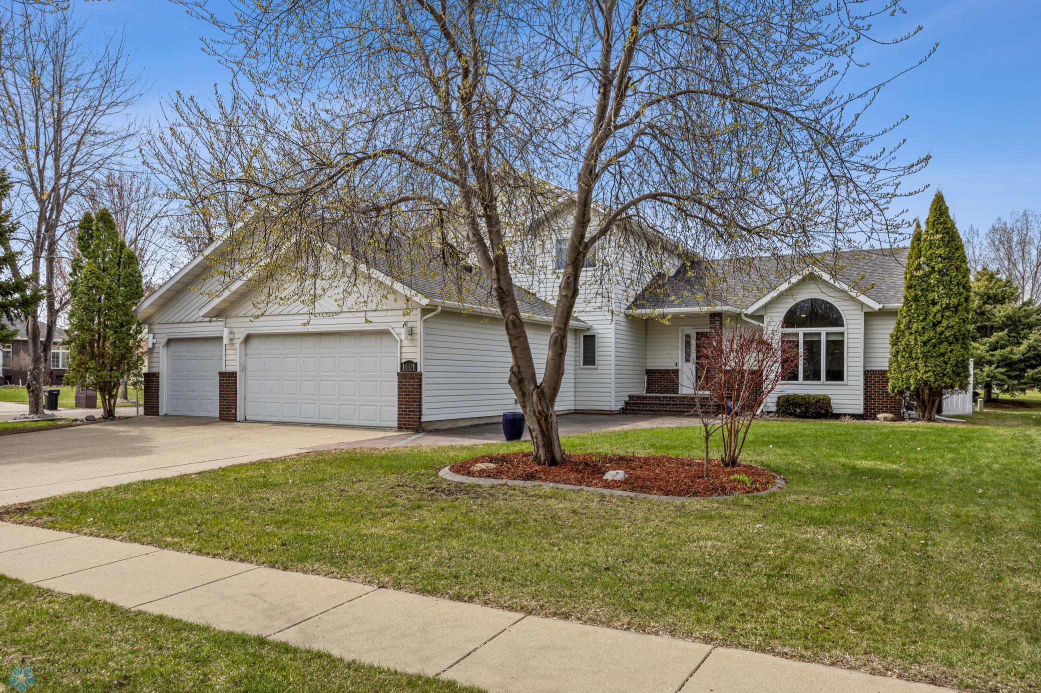 1601 Birchwood Drive, West Fargo, North Dakota image 2