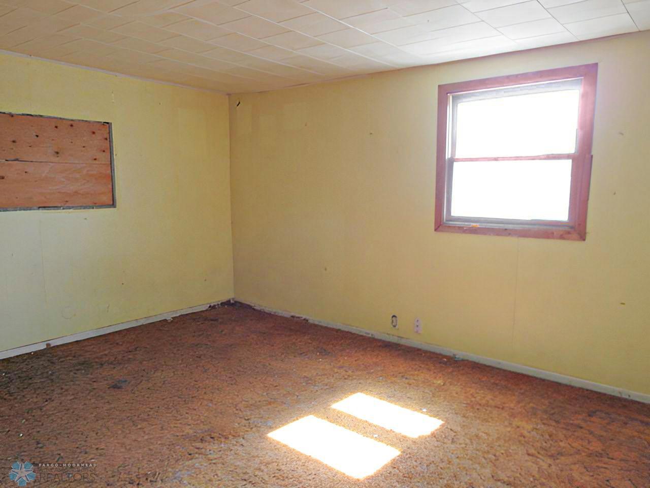 Oakes, North Dakota 58474, United States, 2 Bedrooms Bedrooms, ,2 BathroomsBathrooms,Residential,Pending,40152