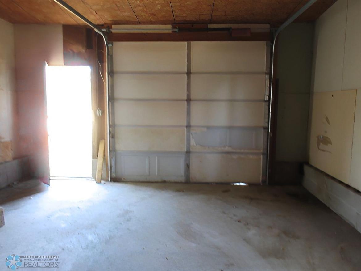 Oakes, North Dakota 58474, United States, 2 Bedrooms Bedrooms, ,2 BathroomsBathrooms,Residential,Pending,40152