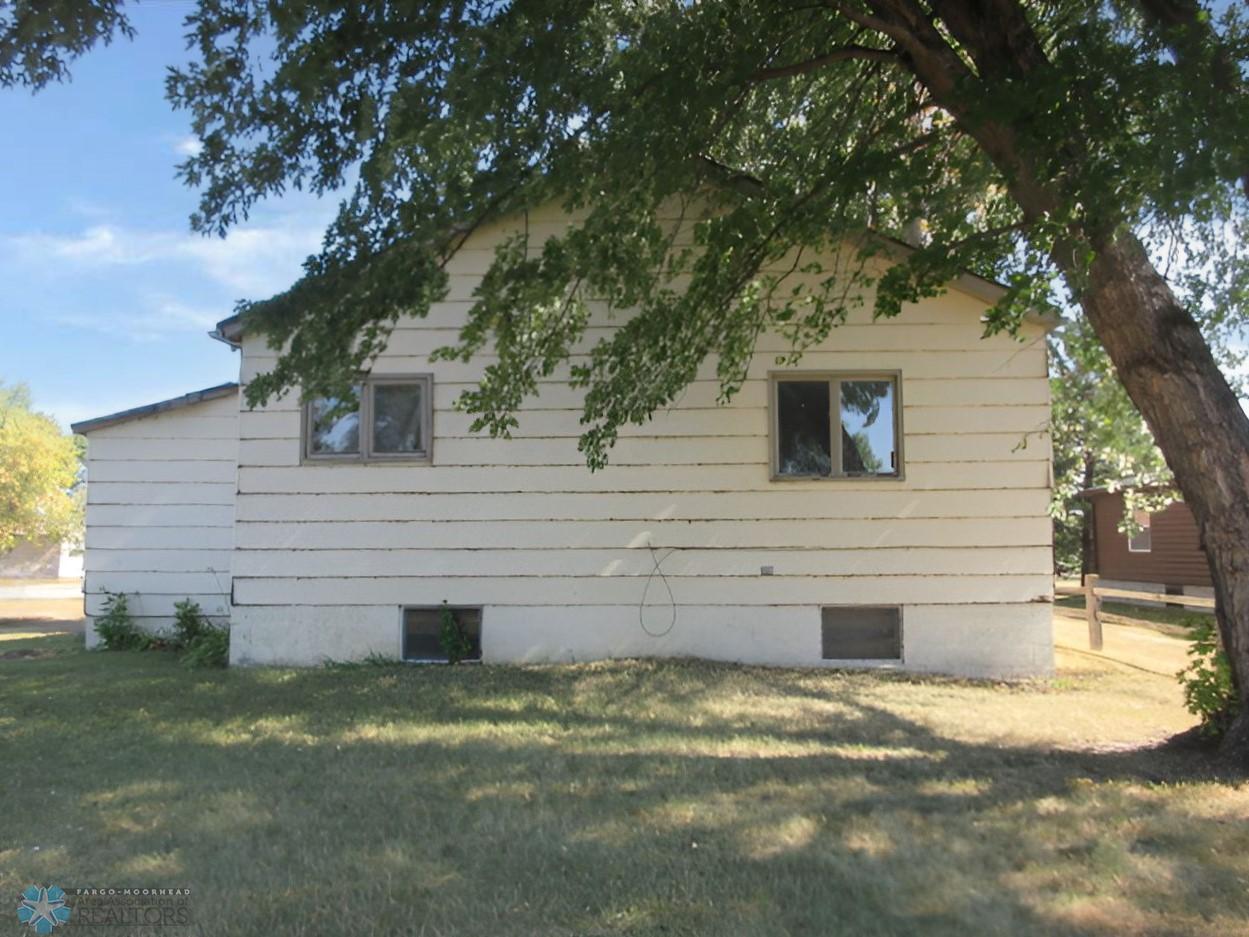 Oakes, North Dakota 58474, United States, 2 Bedrooms Bedrooms, ,2 BathroomsBathrooms,Residential,Pending,40152