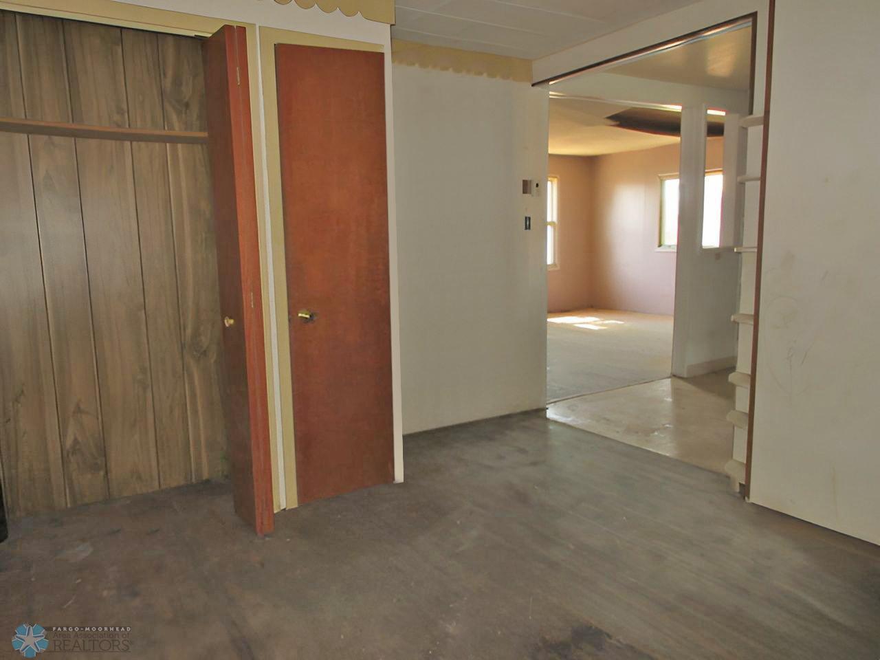 Oakes, North Dakota 58474, United States, 2 Bedrooms Bedrooms, ,2 BathroomsBathrooms,Residential,Pending,40152