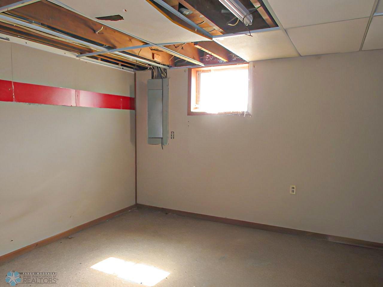 Oakes, North Dakota 58474, United States, 2 Bedrooms Bedrooms, ,2 BathroomsBathrooms,Residential,Pending,40152