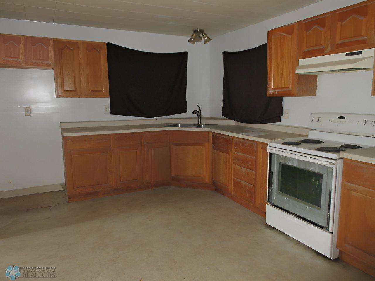 Oakes, North Dakota 58474, United States, 2 Bedrooms Bedrooms, ,2 BathroomsBathrooms,Residential,Pending,40152