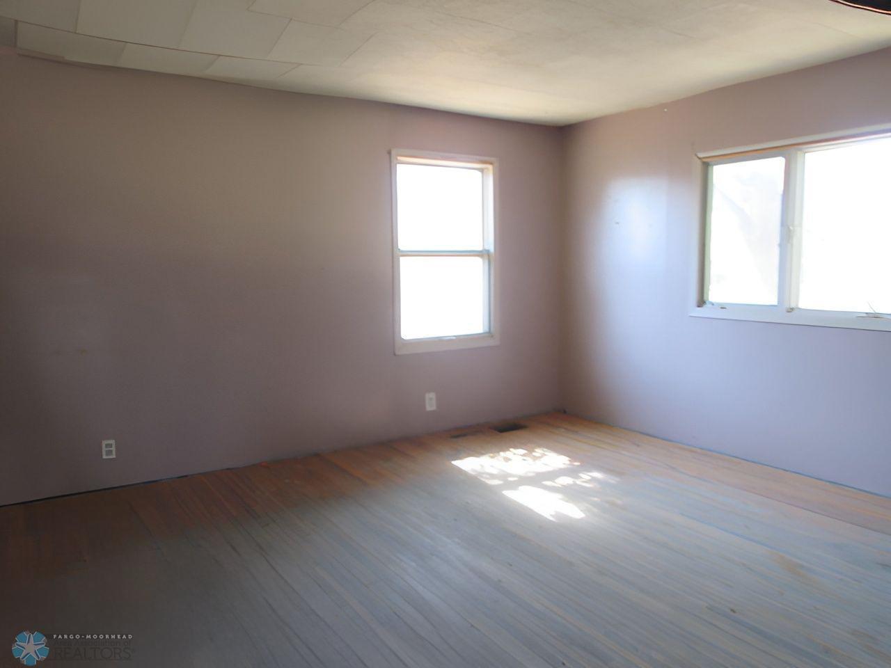 Oakes, North Dakota 58474, United States, 2 Bedrooms Bedrooms, ,2 BathroomsBathrooms,Residential,Pending,40152