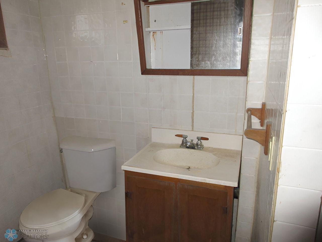 Oakes, North Dakota 58474, United States, 2 Bedrooms Bedrooms, ,2 BathroomsBathrooms,Residential,Pending,40152